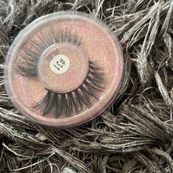 Lashes - Picture 8 of 10